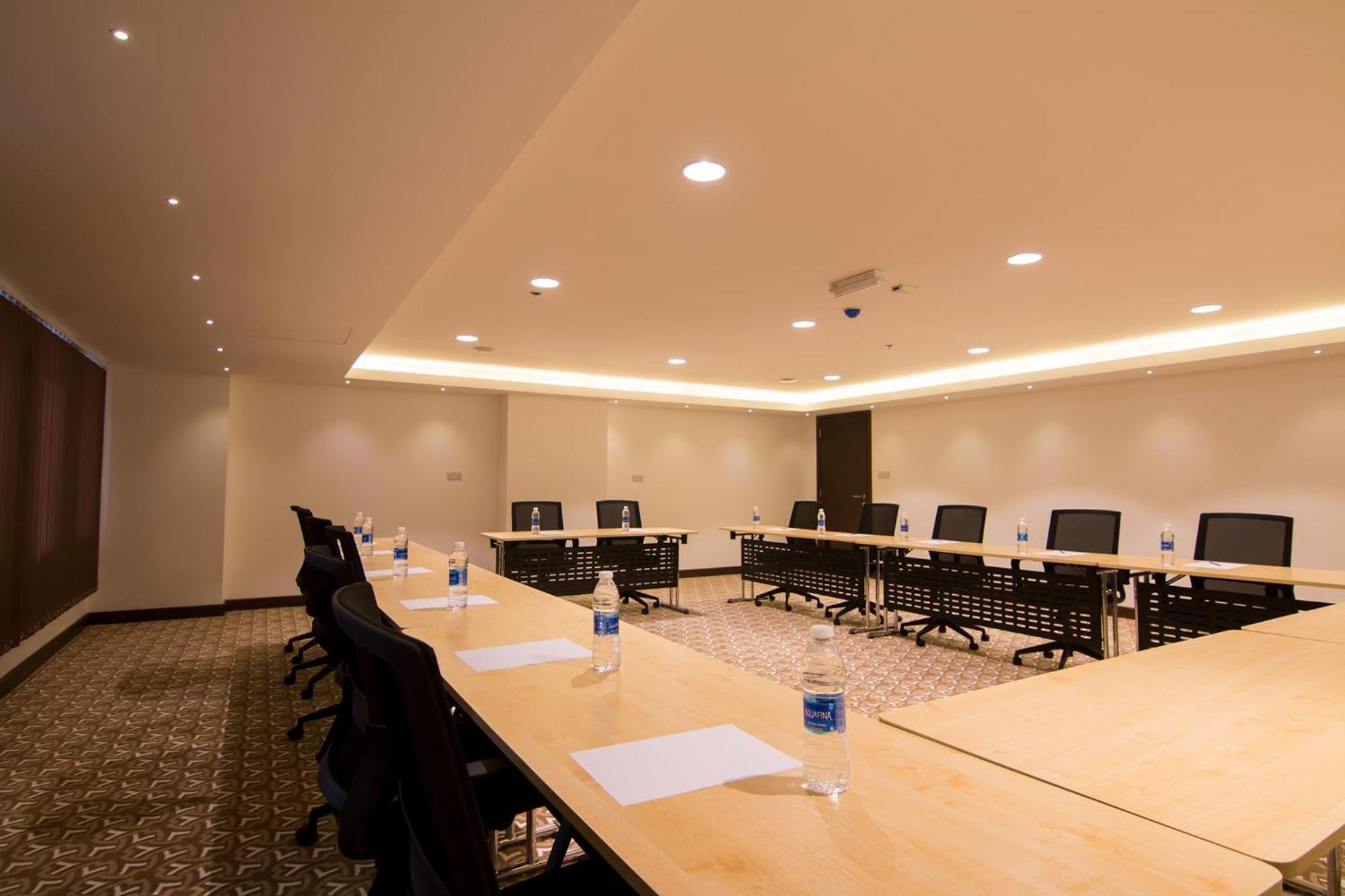 City Park Hotel Apartments Маскат Екстер'єр фото